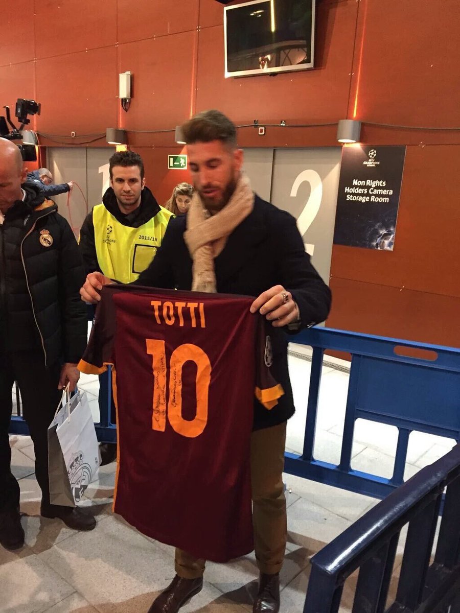 ديشب توتى و راموس پيراهن‌هايشان را با هم عوض كردند. راموس: توتى هميشه براى من اسطوره بوده است.