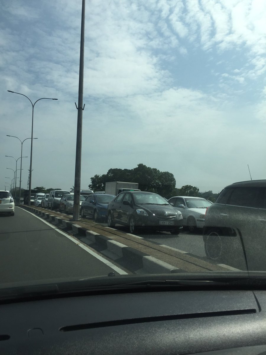 2brkheadliners's tweet photo. @TheYousufGirl  road existing from airport highway and the junction dematgoda roads closed. https://t.co/5FPQwaMX5u