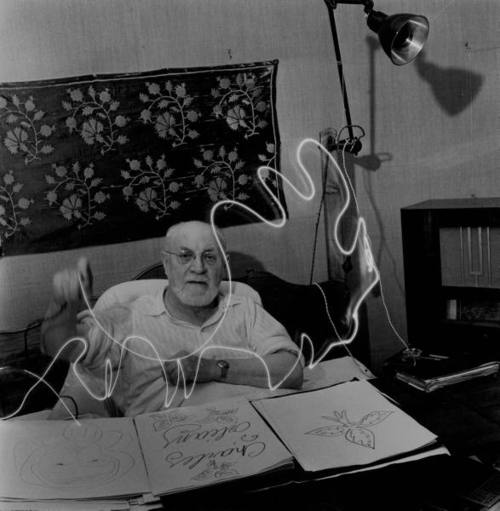 FlartArt's tweet photo. The only known image of Henri Matisse creating a light painting in a collaboration with Gjon Mili in 1949. https://t.co/puOqgcS537