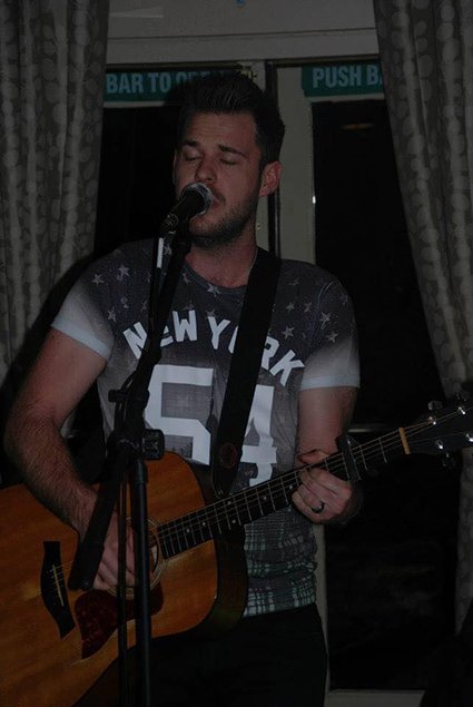 nevolume's tweet photo. Were you there? Review of #JamieFarrell at @HOS_Norton now up at: https://t.co/hZUPgJcceX https://t.co/4YQCqzEb1T