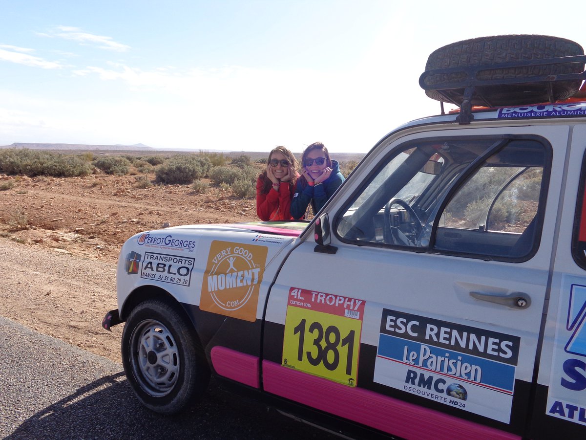 verygoodmoment's tweet photo. Souvenir du désert Marocain avec #lespetitspoisdu4ltrophy ! #4LTrophy2016 @4L_Trophy https://t.co/ua154YJNkN https://t.co/upAXnZpfNM