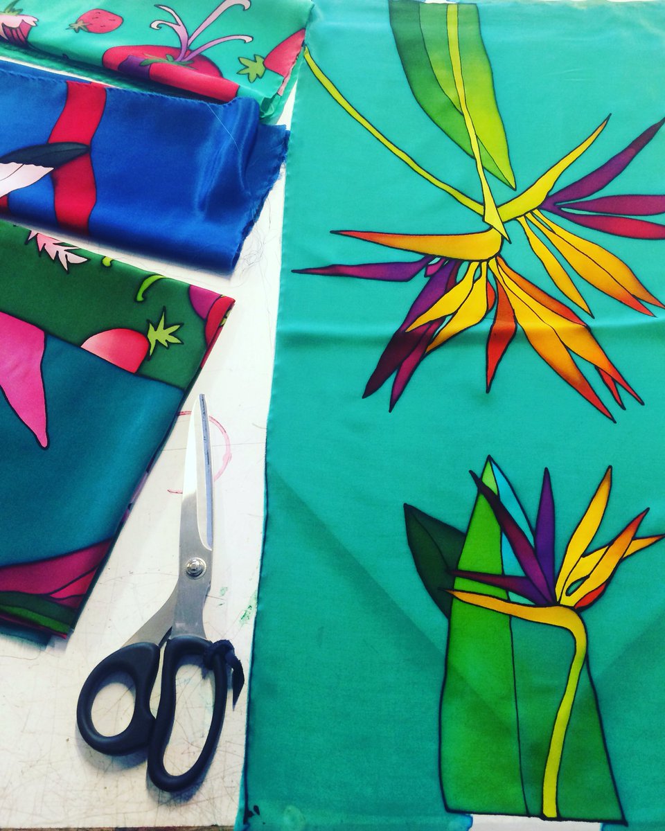 CamilaVelvet's tweet photo. Preparando bolsos! A coser ✂️ #silk #handpainted #handmade #bag #process #artistic #fashionspain  #design #exclusive https://t.co/dIKqSAxH8F