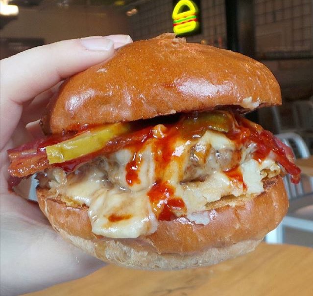 burgerHQ's tweet photo. Grilled beef burger, colcannon mash, Guinness rarebit, crispy bacon, Jameson BBQ & pickles. #PaarShaar https://t.co/paAnX0XClR