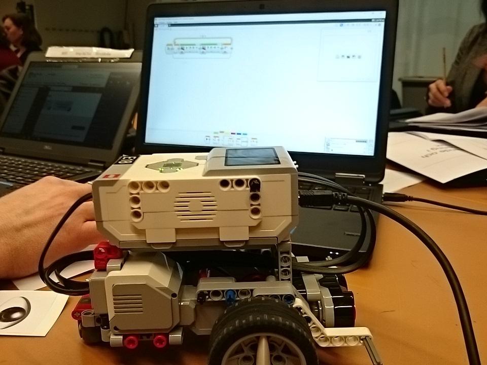 FranssonPatrick's tweet photo. Lego-mindstorms! Den ska in i mitt klassrum! #programmeringstockholm https://t.co/OQlsIyTiOm