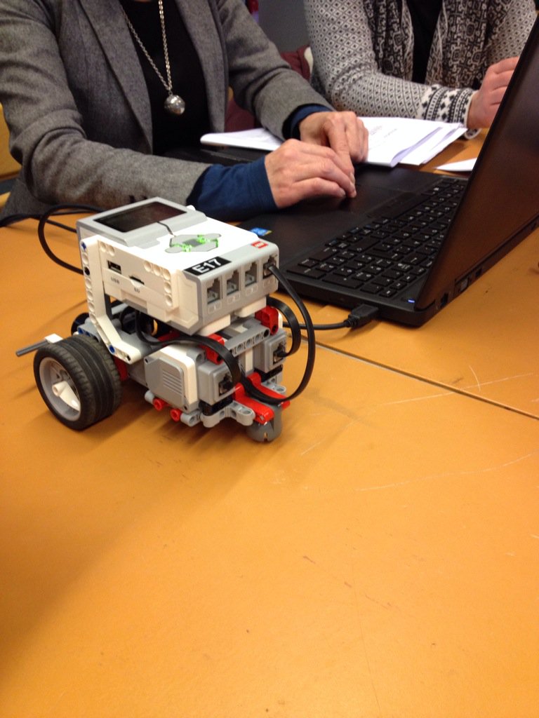 VetenskapensHus's tweet photo. Dansande lego-robotar!#programmeringstockholm https://t.co/G4Be0fr9fW