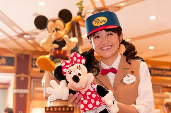 disney_2chan's tweet photo. 【#ディズニーリゾート の豆知識】

キャストの挨拶は「こんにちわ」で「いらっしゃいませ」は使わない！？

理由は、「いらっしゃいませ」は１人で完結してしまう言葉で、
「こんにちわ」はお互いに挨拶を交わす事の出来る言葉だから☆ https://t.co/sXp6lhhOrL