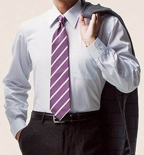 スーツ販売してます スーツの正しい着こなし方５ ネクタイの長さ ネクタイの剣先がベルトのバックルに かかるくらいの長さ が最も美しく見える長さです これより短いと間の抜けた印象 長いとだらしない印象になる ネクタイの長さにも気をつけま