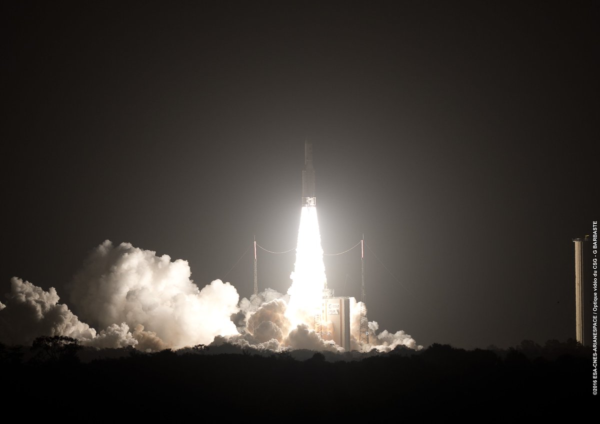 DutchSpace's tweet photo. Here is the direct link to the hi-res lift-off shot of #Ariane5 #VA229 https://t.co/pTZE9Mgsn3 https://t.co/ZFK084lpFQ