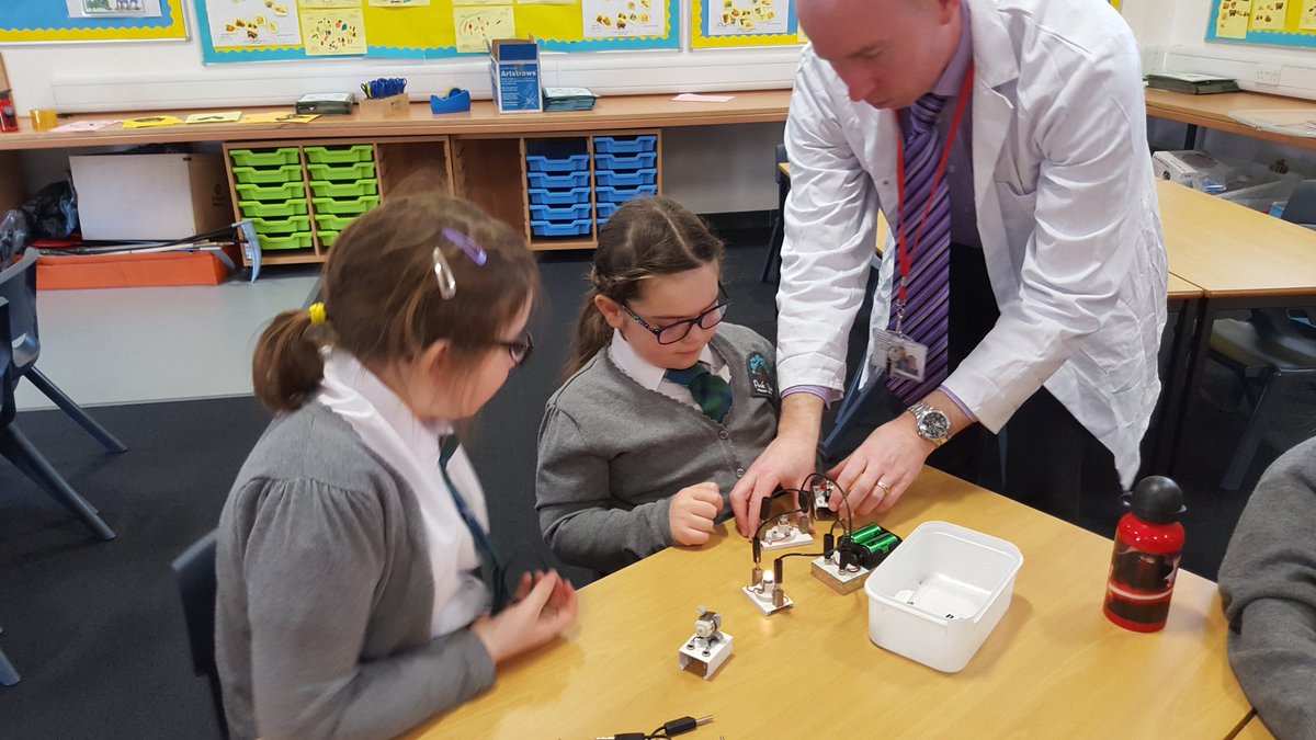 So many interesting and fun experiments today! Park View loves Science! <a href="/EdScotSciences/">ES Sciences Team</a>  #ScienceWeek