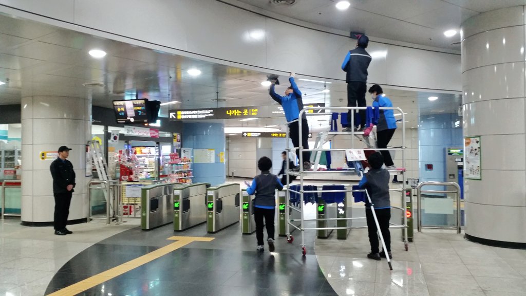 LaurentCaccia's tweet image. Tu te demandais pourquoi le métro de Séoul était nickel ? 
#seoul #korea #southkorea #coréedusud #corée