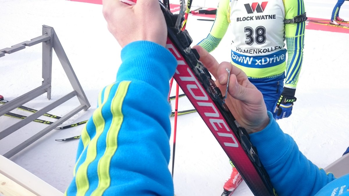 Mona tappar skidan vid inskjutning.. #skidskytte #Oslo2016