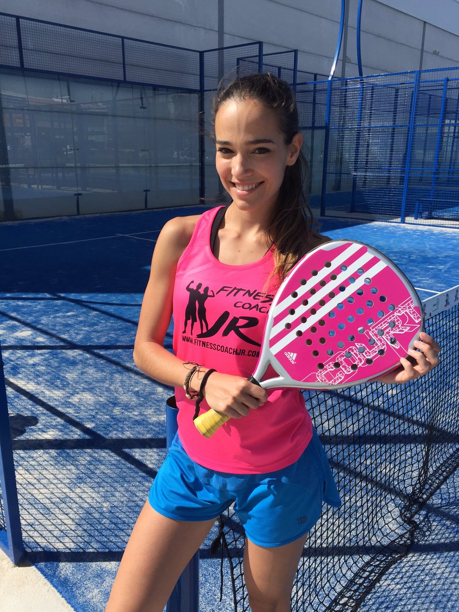 Patri_fitmodel's tweet photo. Practicando en @FantasyPadel con @malagaentrena y @adidas_padel para dominar a tope esto del #padel ✌🏻️😜🎾🎾🎾 https://t.co/cDrXG2Wunr