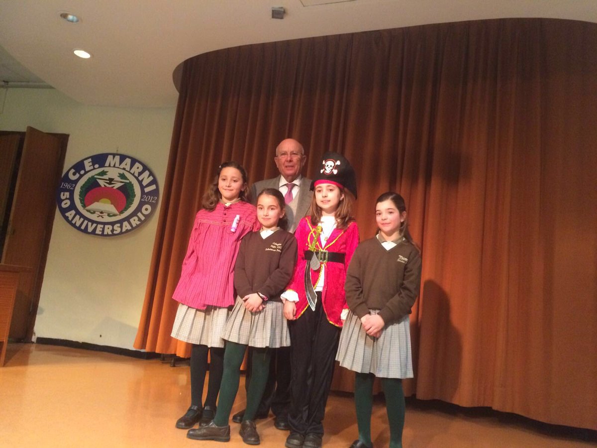 C_E_Marni's tweet photo. #fallasMarni2016 Premiados poesía 3º y 4º primaria con la mamá, autora de la poesía. @anamarinmedina  y #DJose https://t.co/HLPAh4cSmR