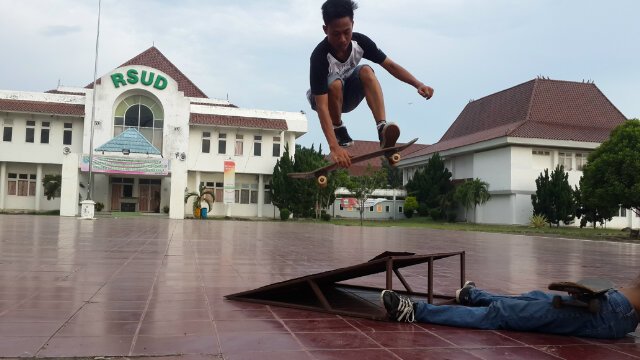 TSkateKyg's tweet photo. @kemas_riyatulla @kemas_khalif  Boneless trick take by: @heriodank https://t.co/HIx9sdCPm4