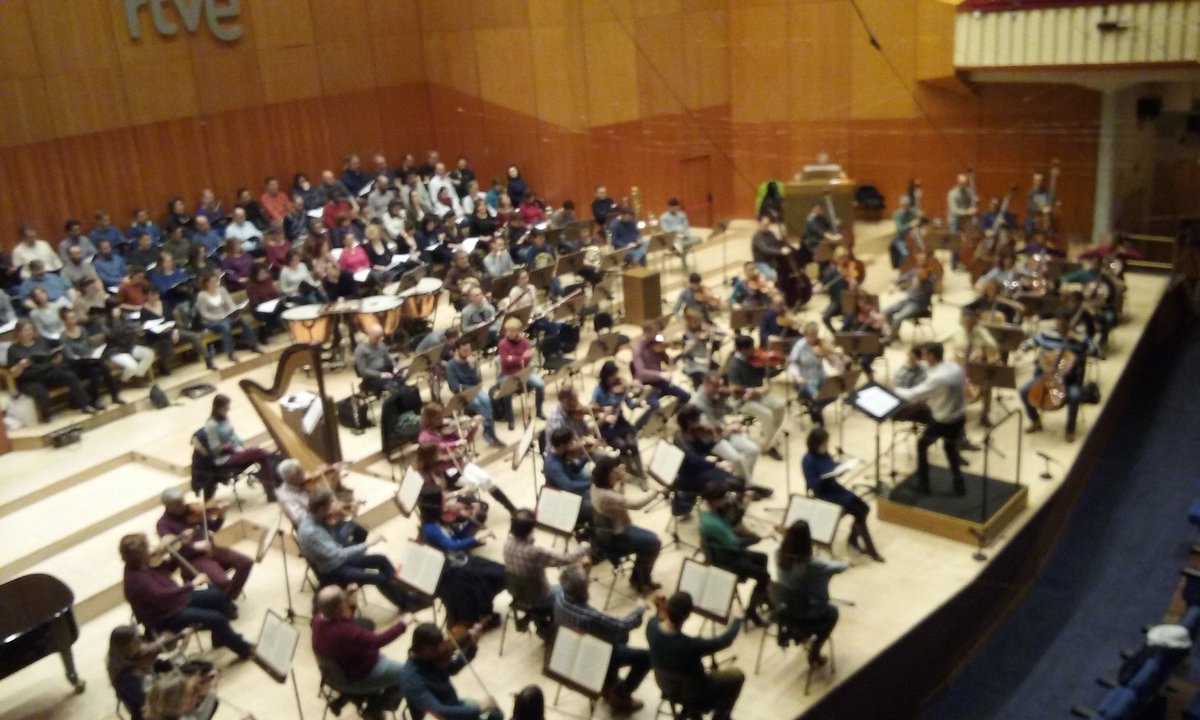 OCRTVE's tweet photo. La @OCRTVE al completo con Miguel A. Gómez Martínez ensayando el Requiem de Fauré https://t.co/hADhCyrHrX