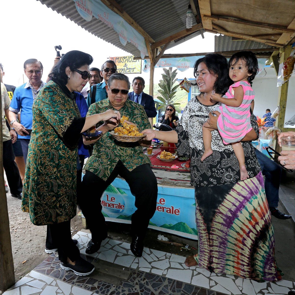 SBYudhoyono's tweet photo. Sebelum meninggalkan Nagrek, Ibu Ani diberi bekal bala-bala panas dr Ibu Cucu penjual makanan. #SBYTourDeJava https://t.co/XK4ZgmTUB8