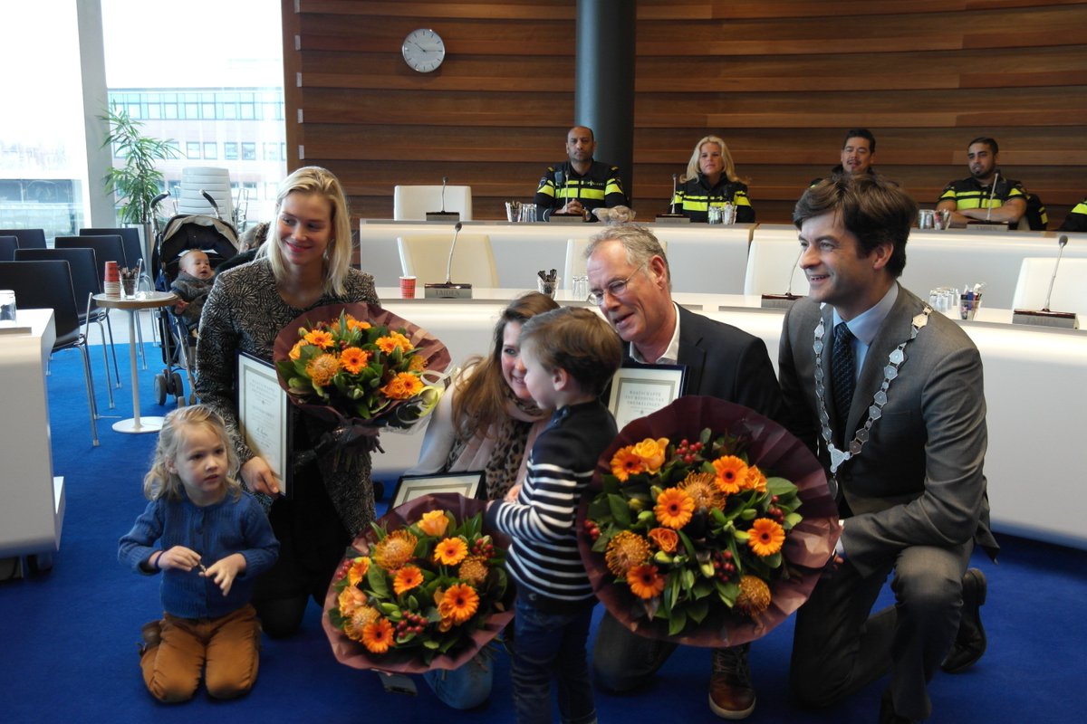 Bg Pieter vd Stadt huldigt Meike Mostert, Nathalie en Ronald Jansen voor redden van peuter.  bit.ly/1px1cvV