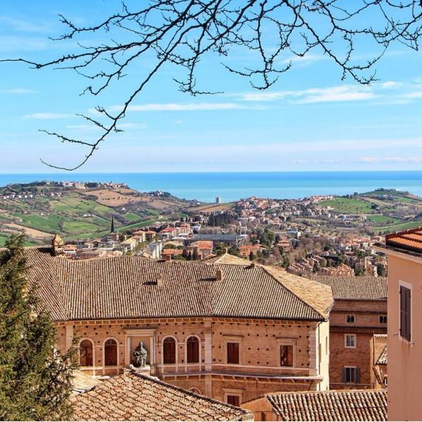 MarcheTourism's tweet photo. Buongiorno dalla città di Fermo, una delle più belle terrazze sulla costa  marchigiana. Foto panguizzo (Instagram) https://t.co/6S3VuMFfBv