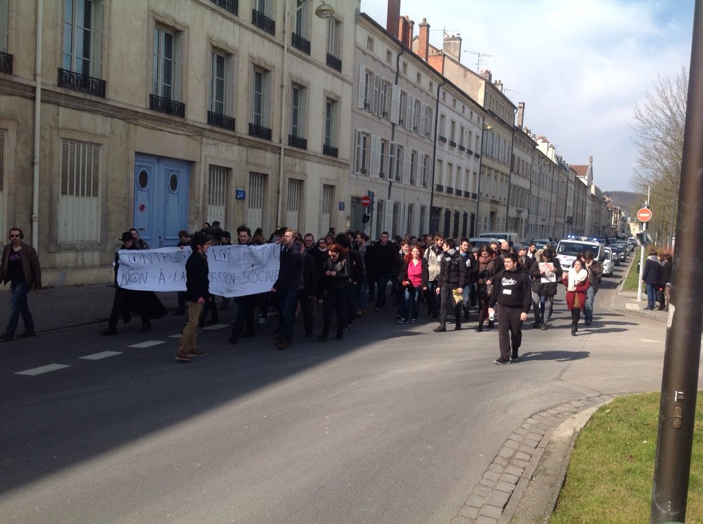 campuslorraine's tweet photo. Une camionnette a rejoint le cortège en plus des motards #Nancy #RCLNonStop #greve9mars https://t.co/pCU0mk2oGh