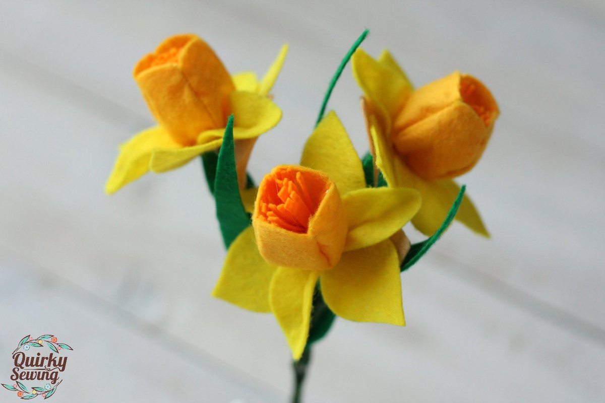QuirkySewing's tweet photo. Felt Daffodil, Daffodil in Wood Stand https://t.co/gjgau46dn3 #EpicOnEtsy #EtsyGifts #RomanianMartisor #SpringToken https://t.co/8766Sdma1E