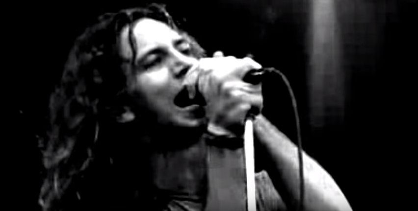 the_edge's tweet image. Eddie Vedder gets too attached to his notebooks, but why? @PearlJam bit.ly/1W6cHVj