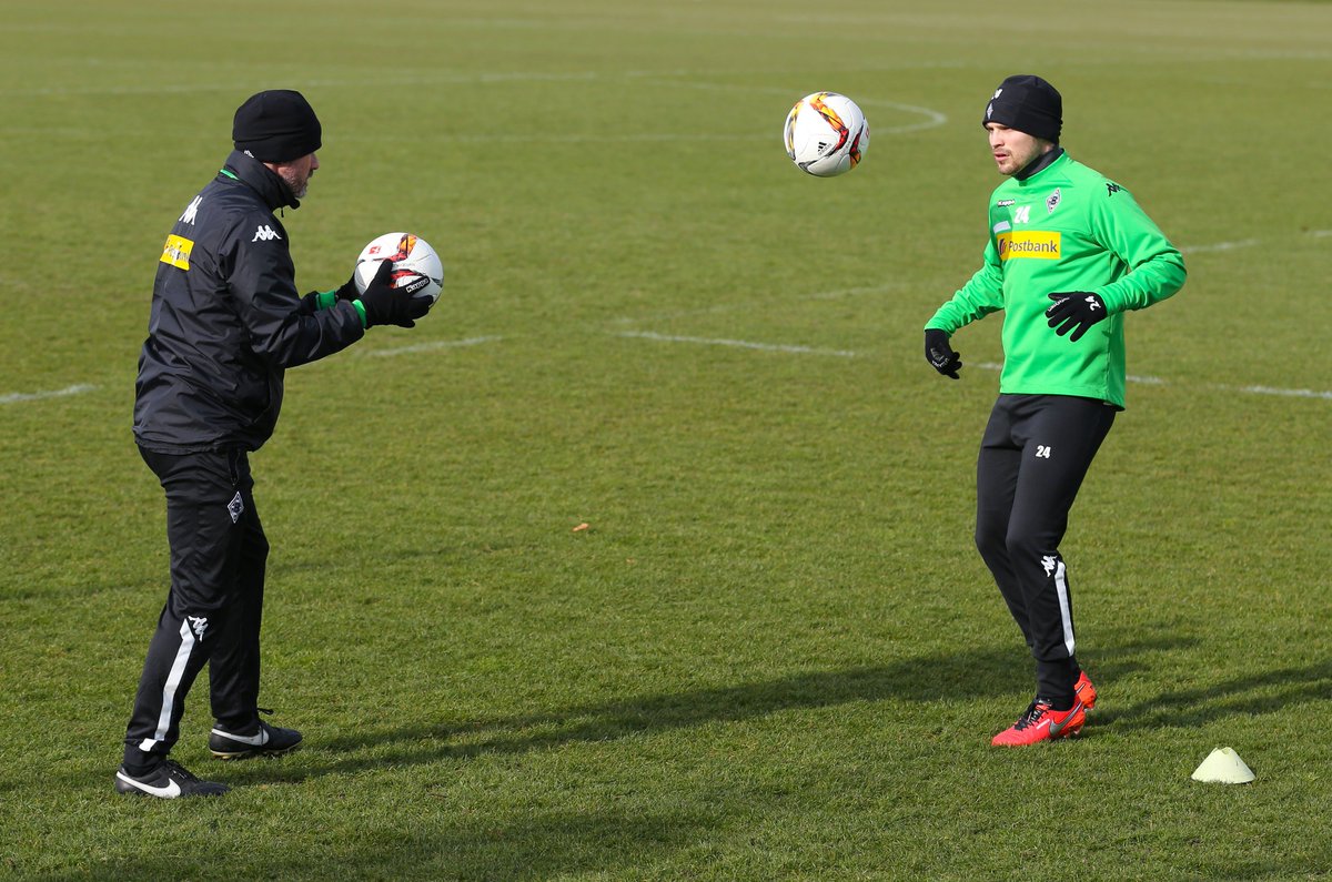 Borussia (@borussia) on Twitter photo Knapp drei Monate nach seiner Verletzung trainiert <a href="/tonyjantschke/">Tony Jantschke</a> endlich wieder mit dem Ball! 👏 #Fohlenelf Knapp drei Monate nach seiner Verletzung trainiert <a href="/tonyjantschke/">Tony Jantschke</a> endlich wieder mit dem Ball! 👏 #Fohlenelf