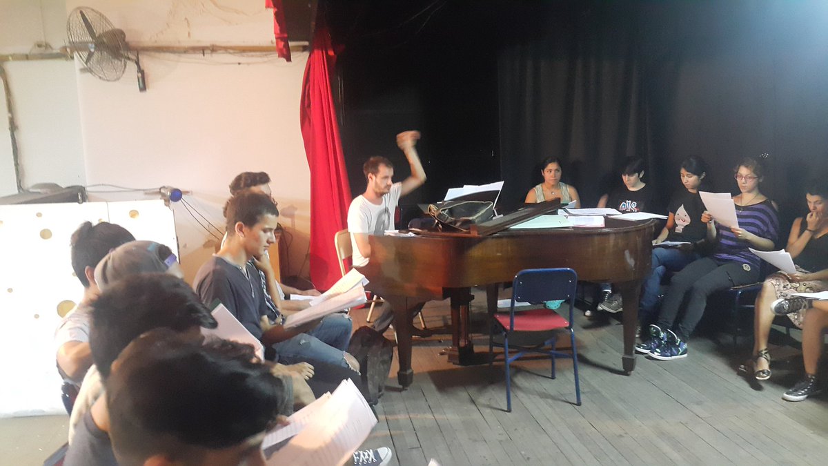 CoroEnVozAlta's tweet photo. Arrebol!!! A pleno   1  día  de  ensayo https://t.co/0nB9LWXX4R