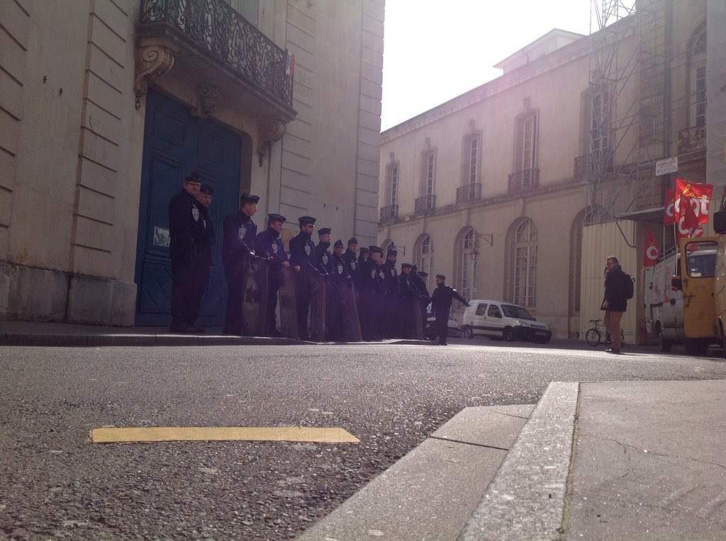 campuslorraine's tweet photo. Les CRS se sont mobilisés à la place Stan de #Nancy #greve9mars #RCLNonStop https://t.co/JQqIGUCBlm