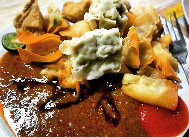 SopBuahAddict's tweet photo. Pokonya mah habis hujan gini makan batagor siomaynya bapak memang paling cocok😊 https://t.co/EWe1HmlBkz
