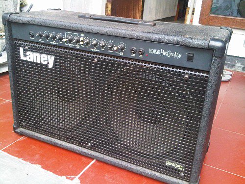 BodiesOnEverest's tweet photo. #TONESECRETS I MANAGED TO BUY A SECOND WORST GUITAR HEAD IN THE WORLD, BUT IN THE COMBO VERSION #CRUNCHFACTOR https://t.co/8WBK8Bmn2x
