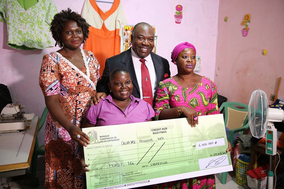 #Gabon le <a href="/PresidentABO/">Ali Bongo Ondimba</a> s'est rendu dans le quartier #Rio de LBV encourager personnellement plusieurs femmes bén...