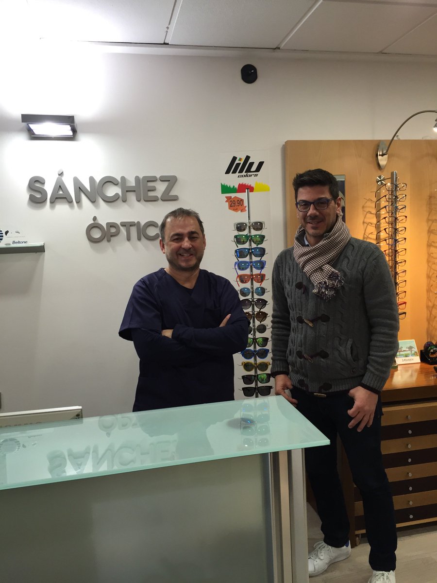 UCAMMurcia's tweet photo. Fotis Katsikaris ha estado hoy renovando sus gafas en @Sanchezopticos. ¡Trato inmejorable! https://t.co/qf5yNlMhWR