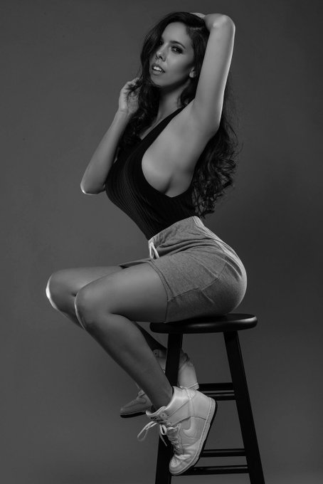 Good morning, tweethearts. 💋 Hope you all have a beautiful day. PC @jpaullphoto #humpday https://t.c<a href="/tag/humpday"class="tags"><span>#humpday</span></a>