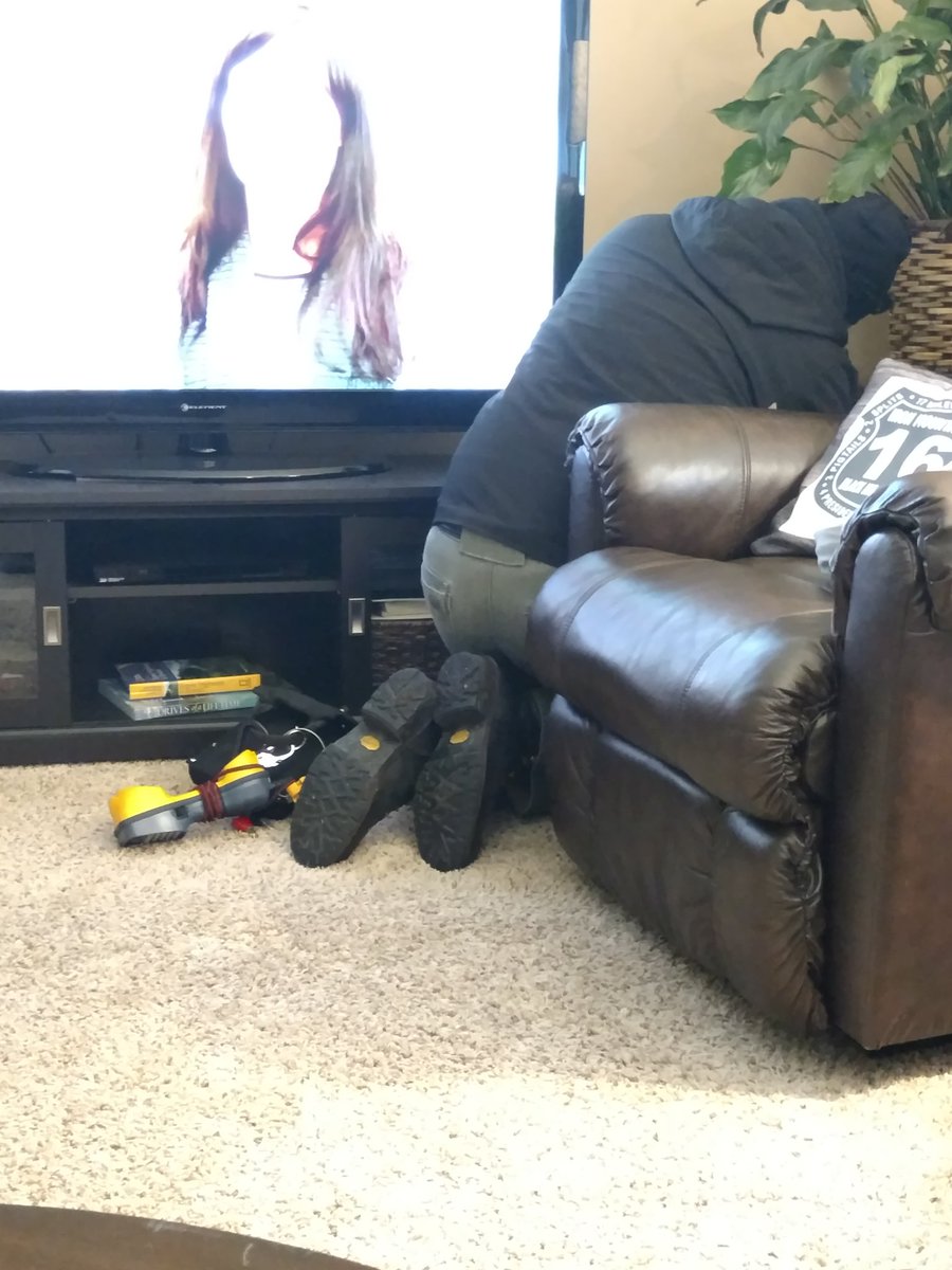sisusledge's tweet photo. @CenturyLinkHelp #niceboots it's #Raining  outside and the #installer has his wet boots on my carpet!!! https://t.co/gJS8v2Ly9i