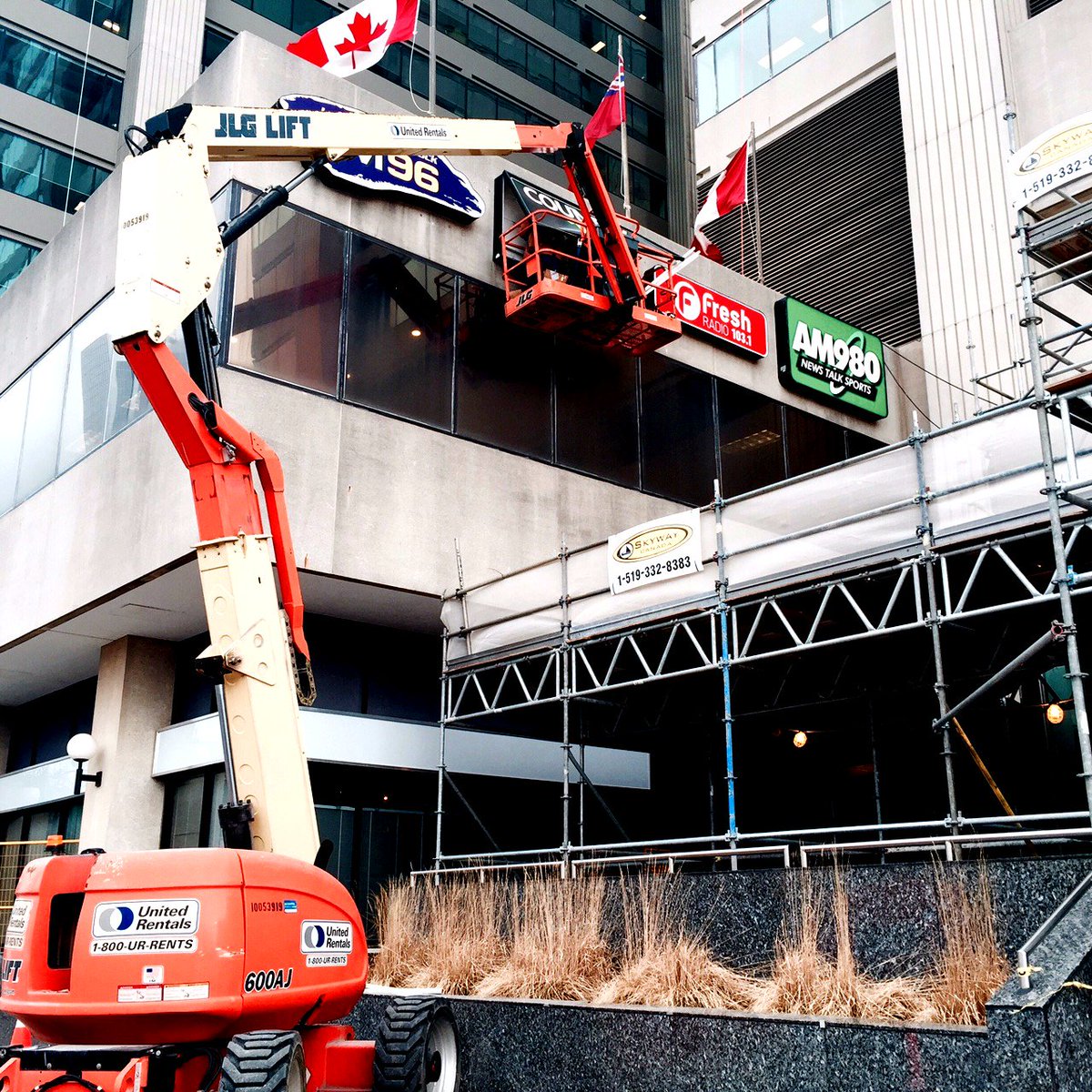 SigGraphics's tweet photo. Corus is brighter &amp; more #ecofriendly! We replaced the #FM96, #Country104, #FRESHRADIO #AM980 signs to LED bulbs! https://t.co/uKPLpLVr0v