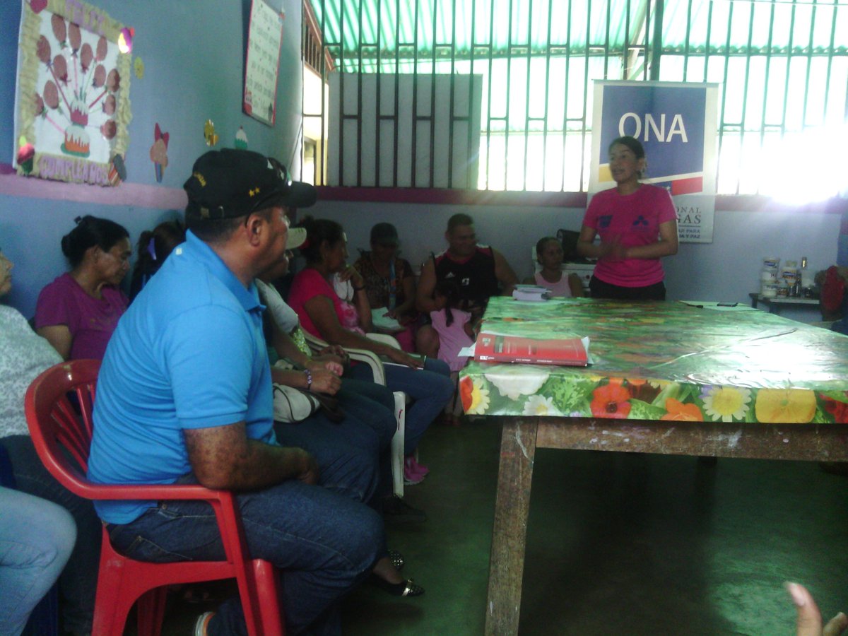 FundacomunalB's tweet photo. 13 Consejos Comunales del municipio #Barinas recibieron taller de la @RedONABarinas @Infocomunal @IsisPSUV https://t.co/R98pt8e8No