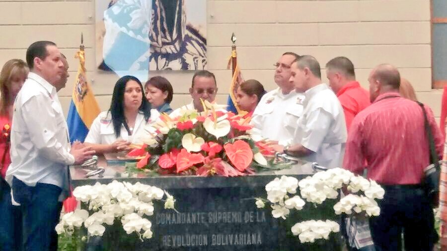 CeremonialMRIJP's tweet photo. @MIJPVenezuela rinde honores al Comandante Supremo y Eterno de la Revolución Bolivariana Hugo Rafael Chavez Frias https://t.co/Y08V8DswxK