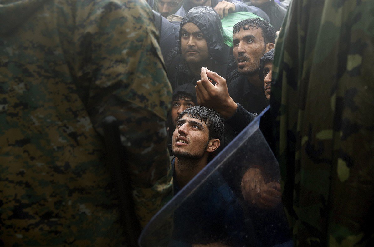 elperiodico's tweet photo. Macedonia cierra su frontera y corta la ruta de los Balcanes para los refugiados https://t.co/jAVAmsfEBV https://t.co/250fwSWvk2