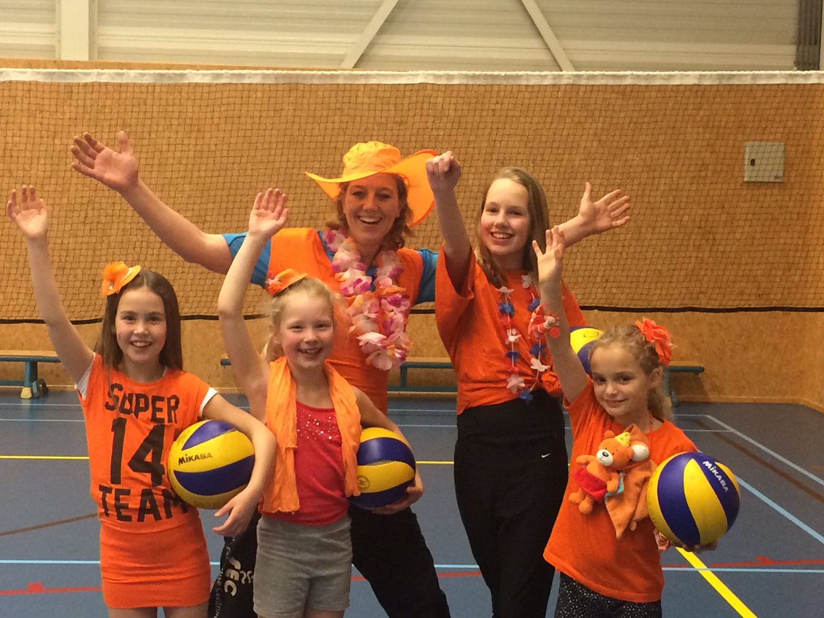 SuzanneLuys's tweet photo. #sportplezier ; training als 'mini Oranje #volleybal team' én wedstrijd tegen ouders! @VoreoRavenstein @SEC_Oss https://t.co/C5MXTy9rAy