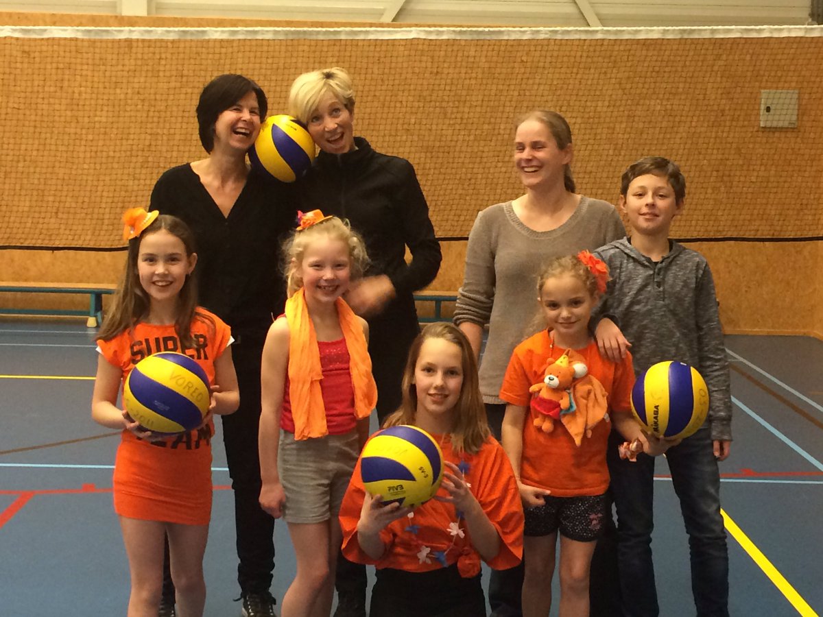 SuzanneLuys's tweet photo. #sportplezier ; training als 'mini Oranje #volleybal team' én wedstrijd tegen ouders! @VoreoRavenstein @SEC_Oss https://t.co/C5MXTy9rAy