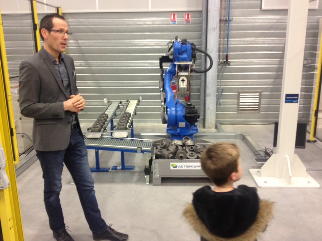 f_routhiau's tweet image. @planeterobots @PROXINNOV #aperobot plein de jouets!