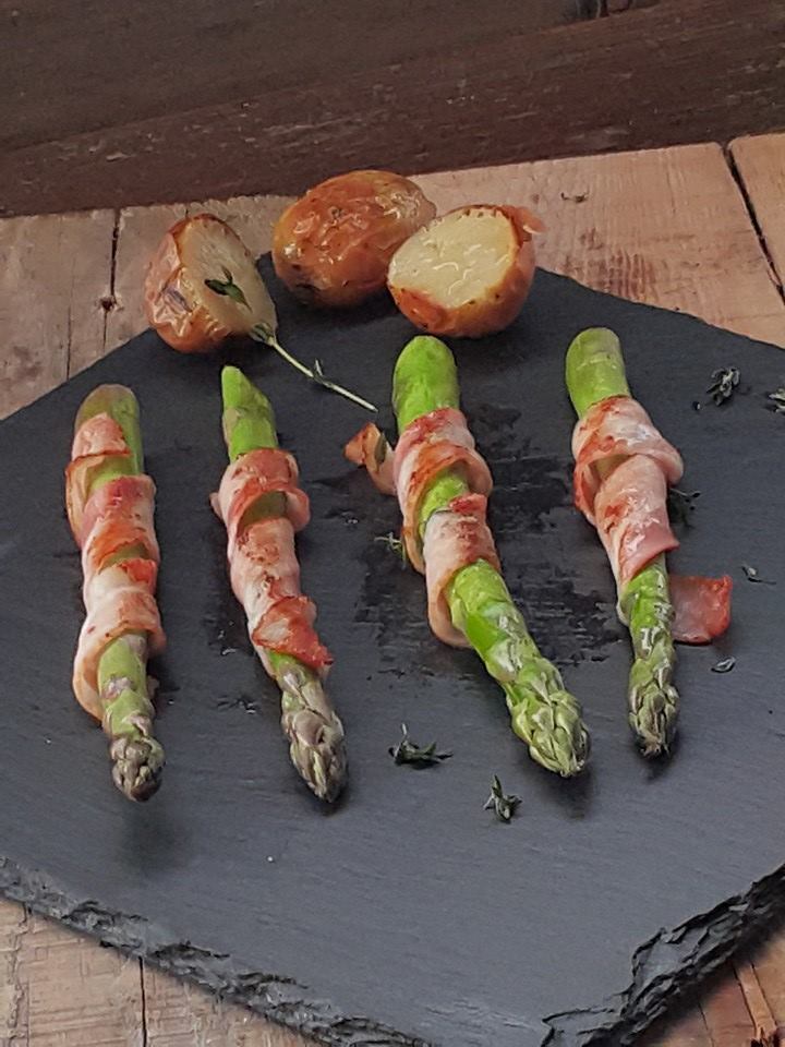 Our roasted asparagus rolled in bacon :) #spargel #asparagus #asperges #kuşkonmaz #アスパラガス