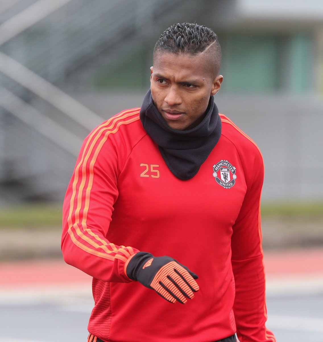 ManUtd_Es's tweet photo. ¡También nos alegra tener Antonio Valencia de regreso a en los entrenamientos! #mufc https://t.co/tZ2TXyR02Z