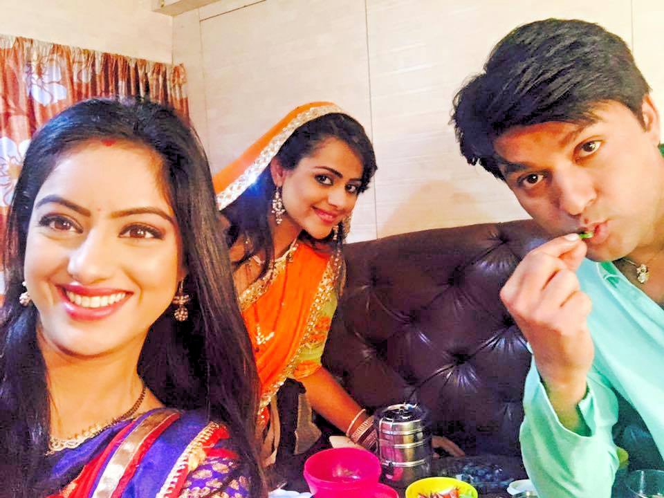 ShashiSumeet's tweet photo. #Artists on #Selfie mode #TeamBonding #FunatLunchTime #ShashiSumeetProductions #DABH @sumeethmittal https://t.co/rznt3kX01r