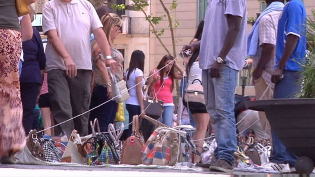 L'Ajuntament de Barcelona multarà els compradors del "top manta"
ccma.cat/tv3/alacarta/t…