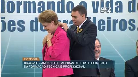 ReginaSalomo's tweet image. Também é uma faixa presidencial
Aluno do #PRONATEC, Leonardo coloca em Dilma a gargantilha q fez para honrá-la