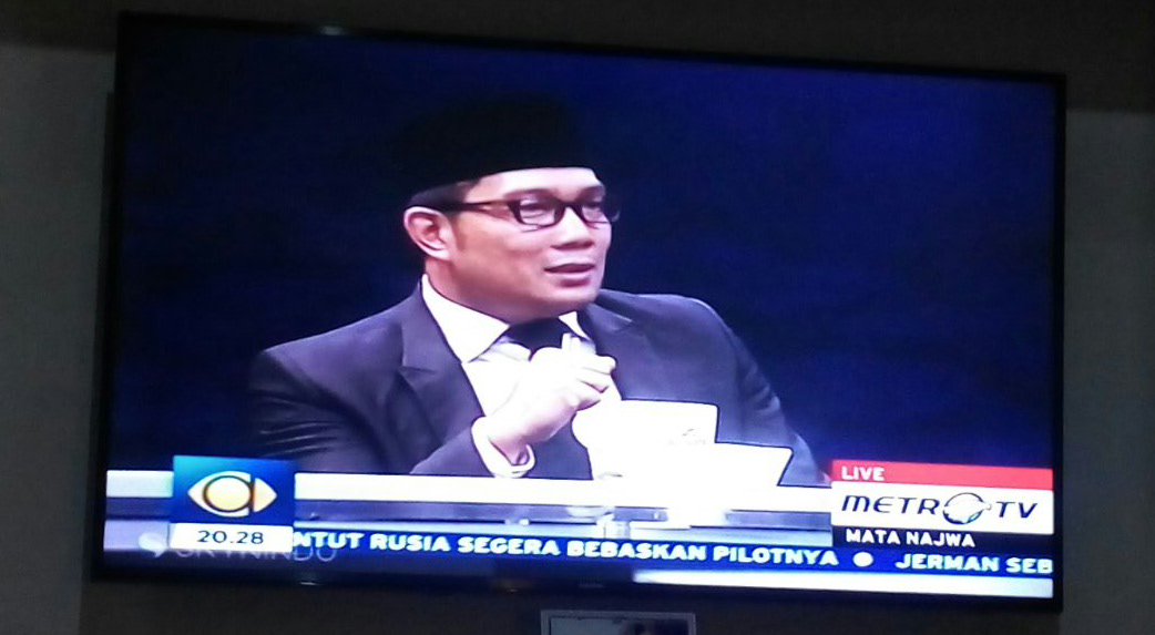 Asa kasep ya di <a href="/MataNajwa/">Mata Najwa</a> kang <a href="/ridwankamil/">Ridwan Kamil</a> teh...😆