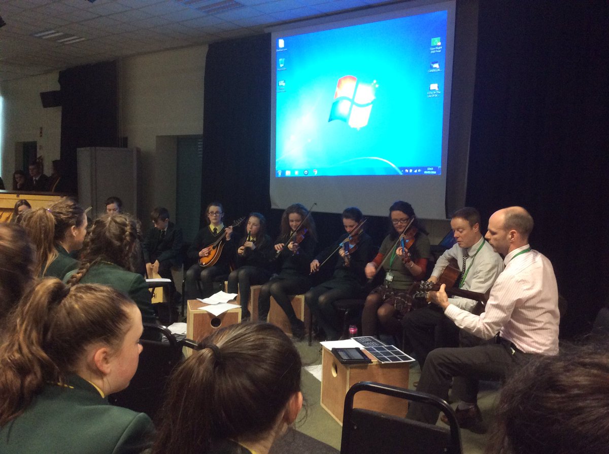 SPIMU1's tweet photo. Ceolchoirm Sheachtain na Gaeilge in full flow @stcatherines247 @GaeilgeStCather @stcatsgaeilge https://t.co/5wSOjbnEt5