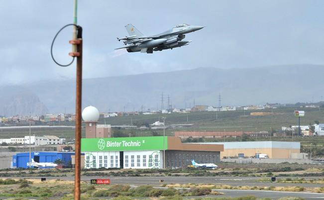 laprovincia_es's tweet photo. FOTOS | El Ejército del Aire ejercita la defensa aérea de #Canarias. https://t.co/Q4s1i7L38L @EjercitoAire #DACT2016 https://t.co/tVtZIavKMO