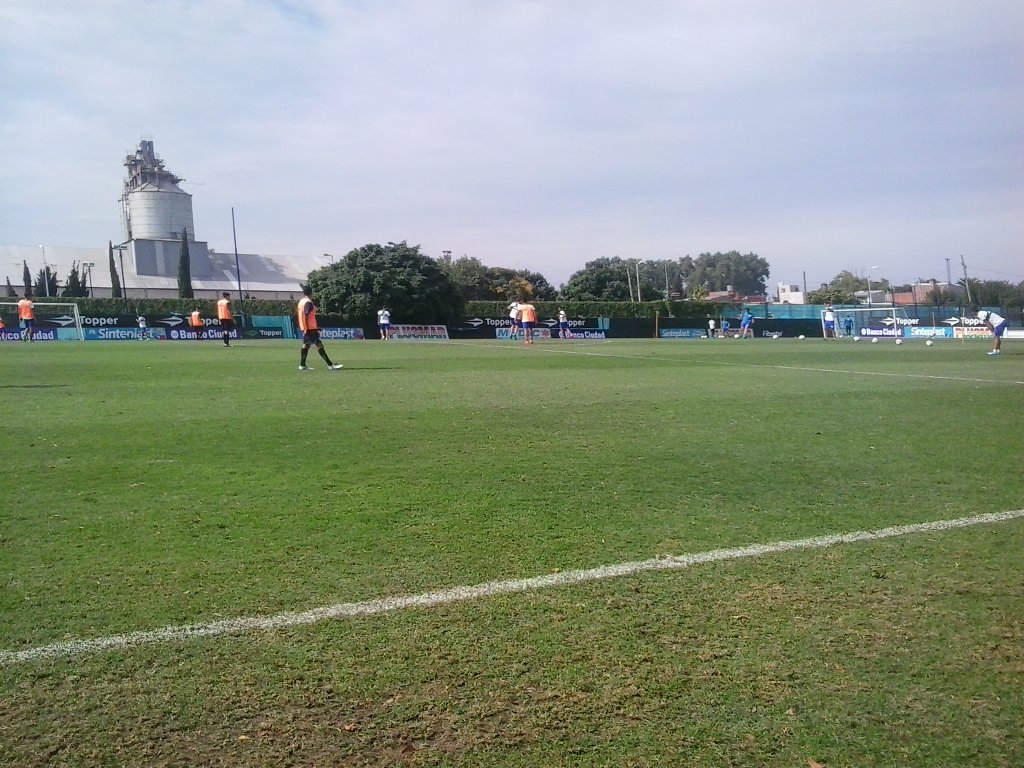 tiempoderacing's tweet photo. #EntrenamientoRacing Hubo fútbol táctico bajo las órdenes de Sava. https://t.co/QyasIcJpa7

Vía @RacingClub